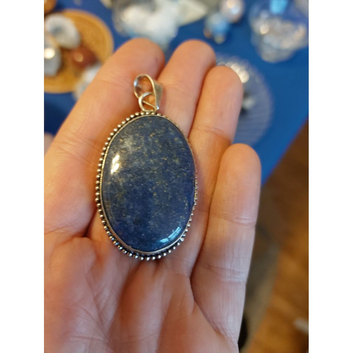 Lapislazuli sten hänge, Nyhet