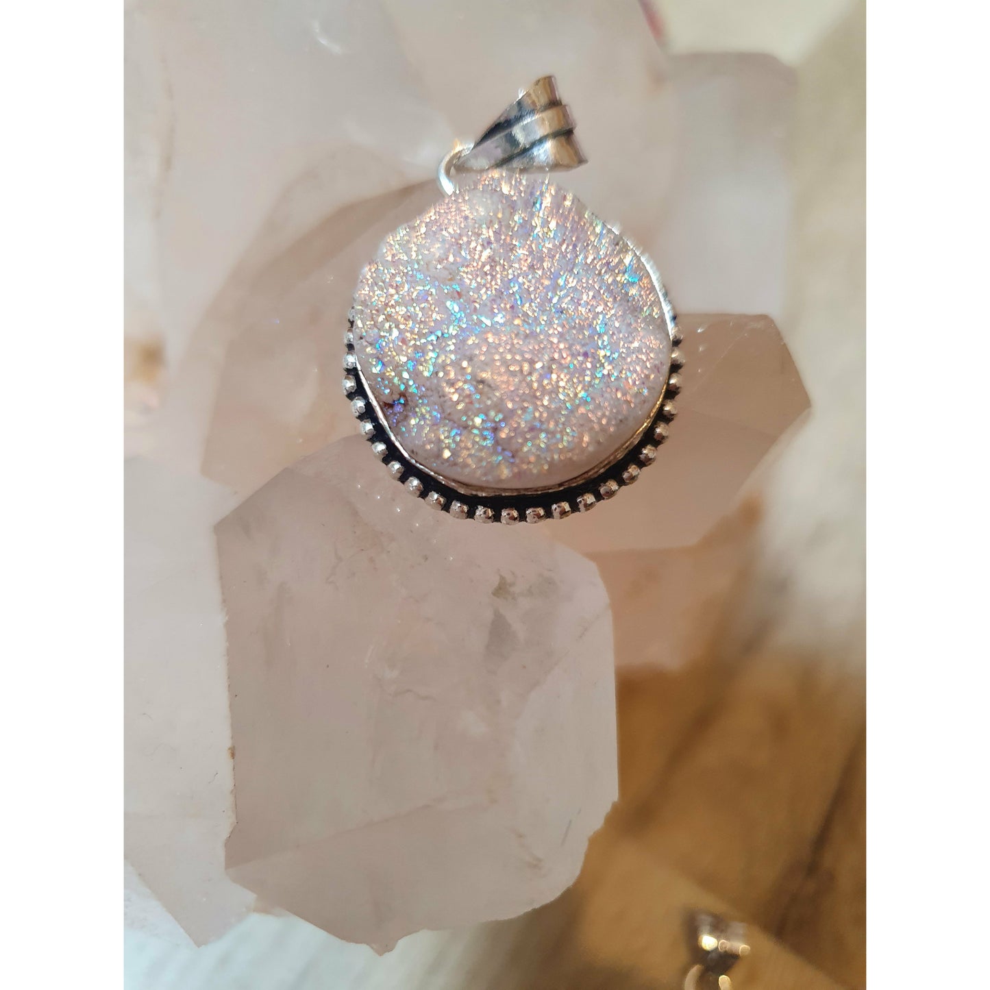 Aura druzy vit hänge