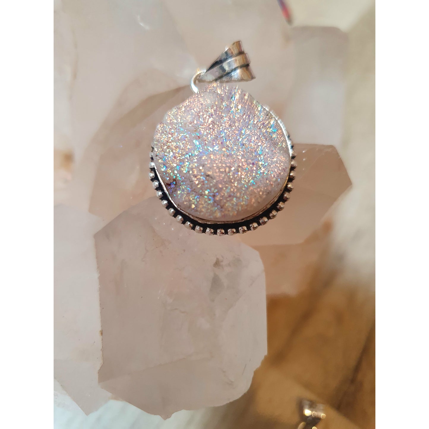 Aura druzy vit hänge