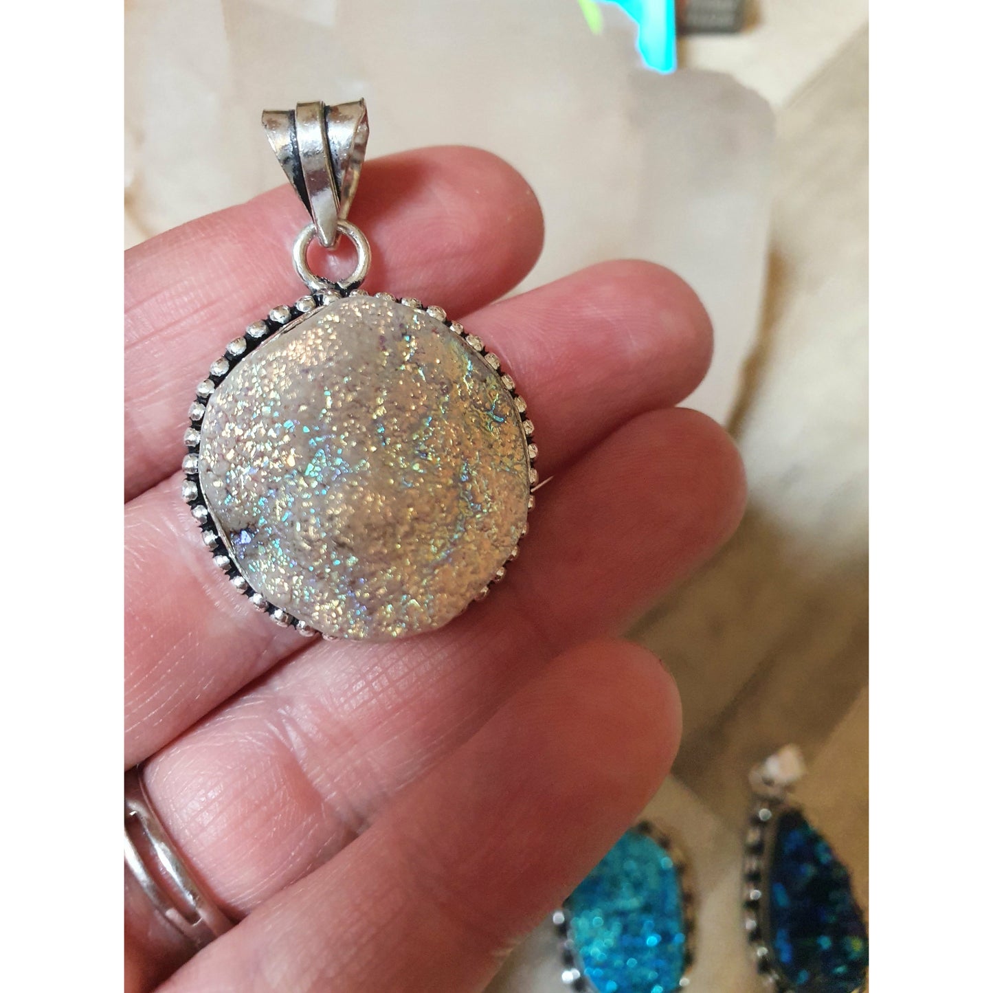 Aura druzy vit hänge