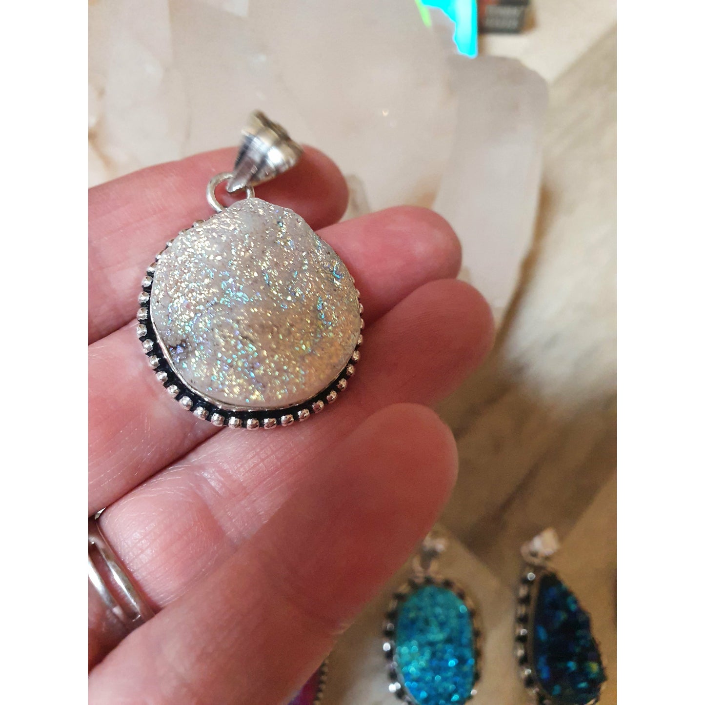 Aura druzy vit hänge