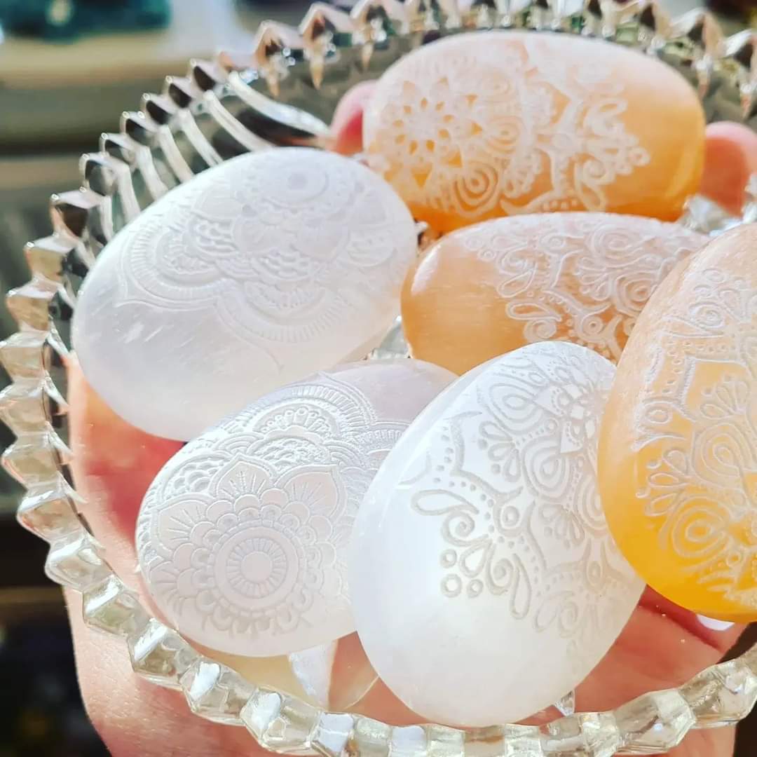 Selenit handsten med mandala