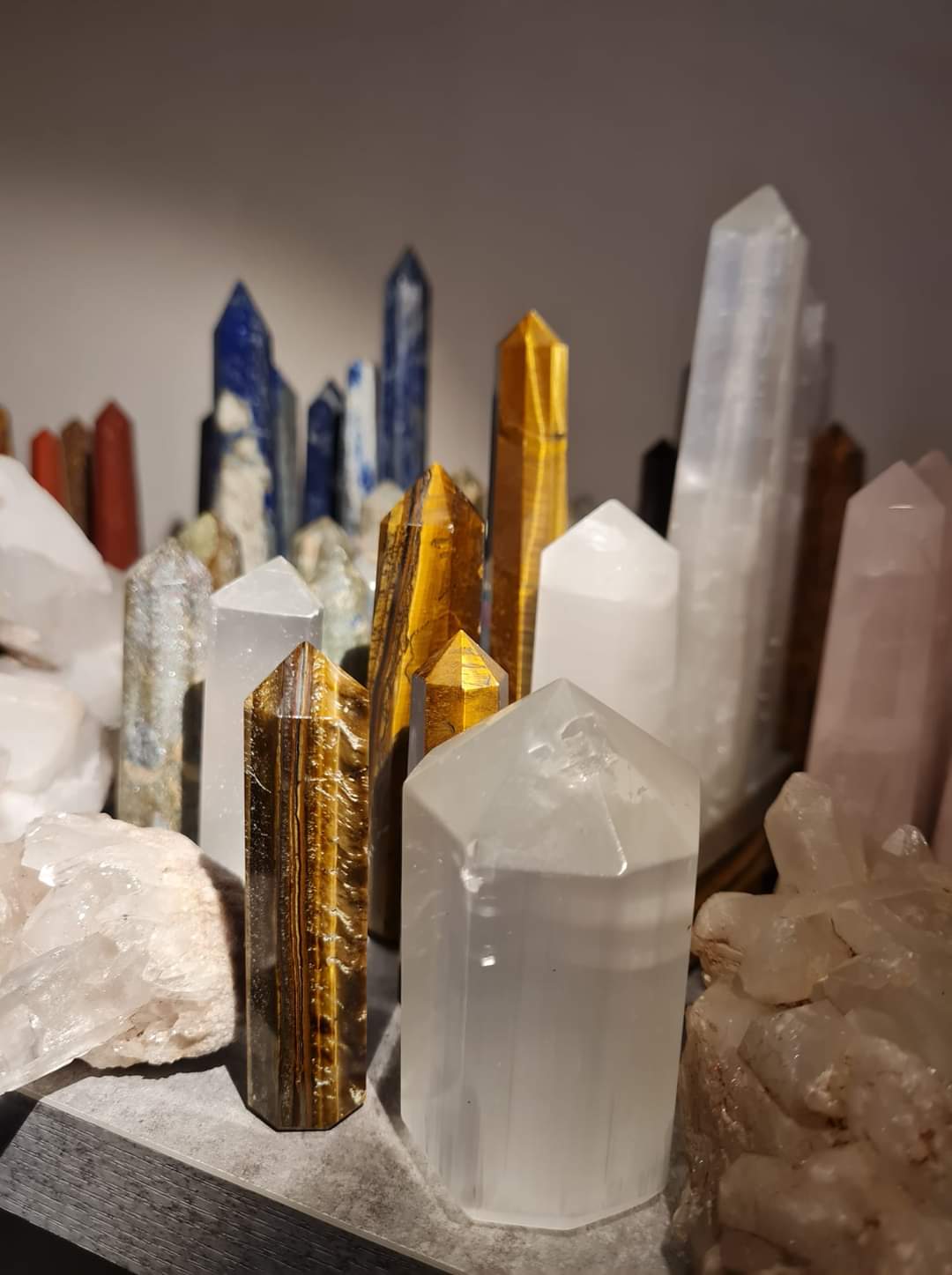 Våra torn & spetsar, vi har 15 olika sorters kristaller & stenar i form av torn av hög kvalitet