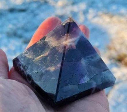 Fantastisk dröm-ametist pyramid