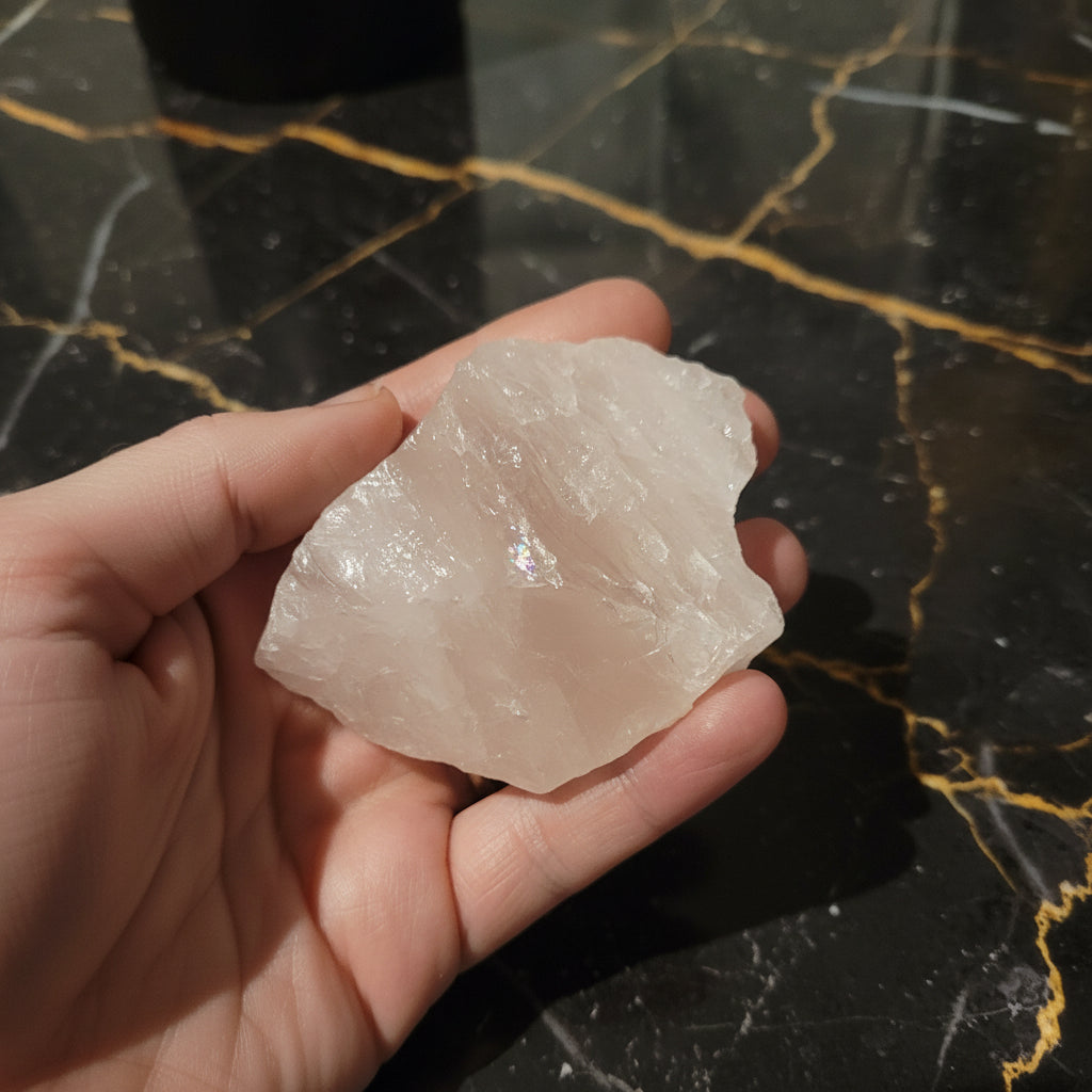 Underbart rå rosenkvarts med naturliga regnbågar